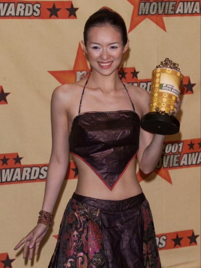 Gương mặt tròn không nếp nhăn khiến Chương Tử Di hot top 2 Weibo 3 Chương Tử Di năm 2001. Ảnh: Weibo