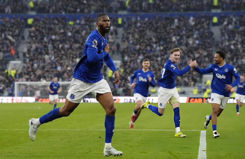 Chelsea thua sốc Everton, Man Utd nắm lợi thế lớn - 2