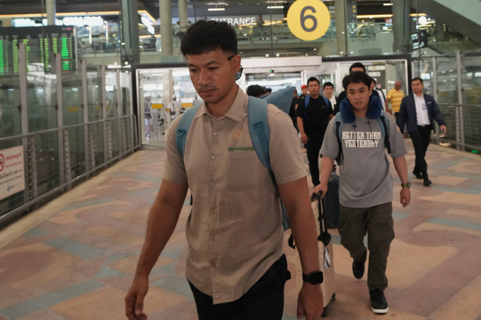 Thuỷ thủ tàu Mayuree Naree trở về tới sân bay Suvarnabhumi ở Thái Lan hôm 16/3. Ảnh: AP