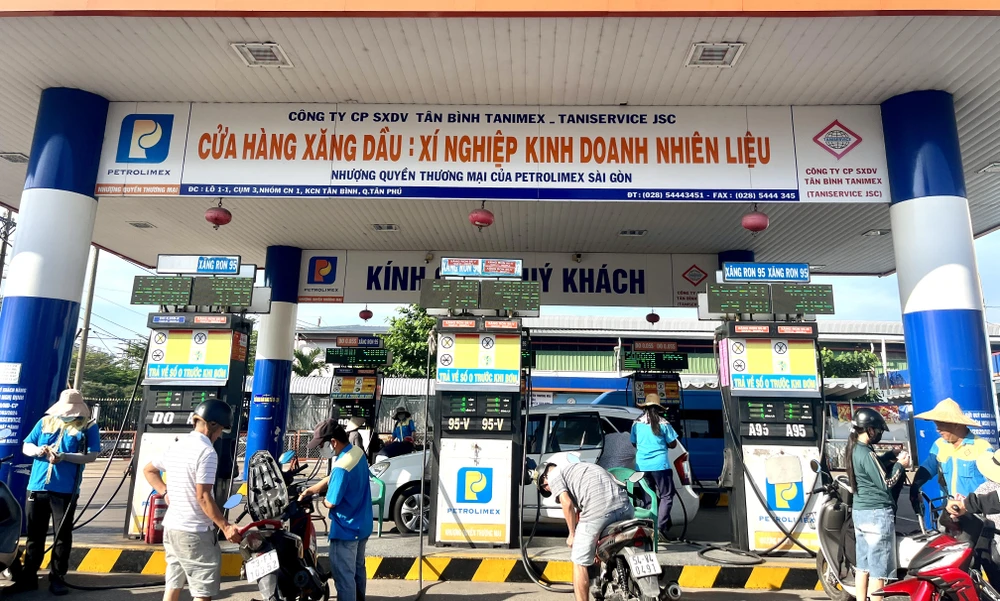 Hiện nay người tiêu dùng vẫn đang chọn xăng RON95. Ảnh: TÚ UYÊN xăng E10 1.jpg