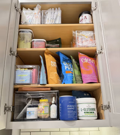 Kristin Leite, chuyên gia thẩm mỹ tại bang Florida, cho biết đang uống hơn 20 loại thực phẩm chức năng mỗi ngày. Ảnh: Kristin Leite