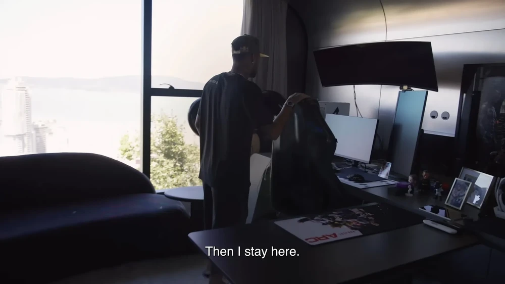 Neymar trong phòng Games. ẢNH: YOUTUBE NEYMAR neymar-brazil-3.jpg