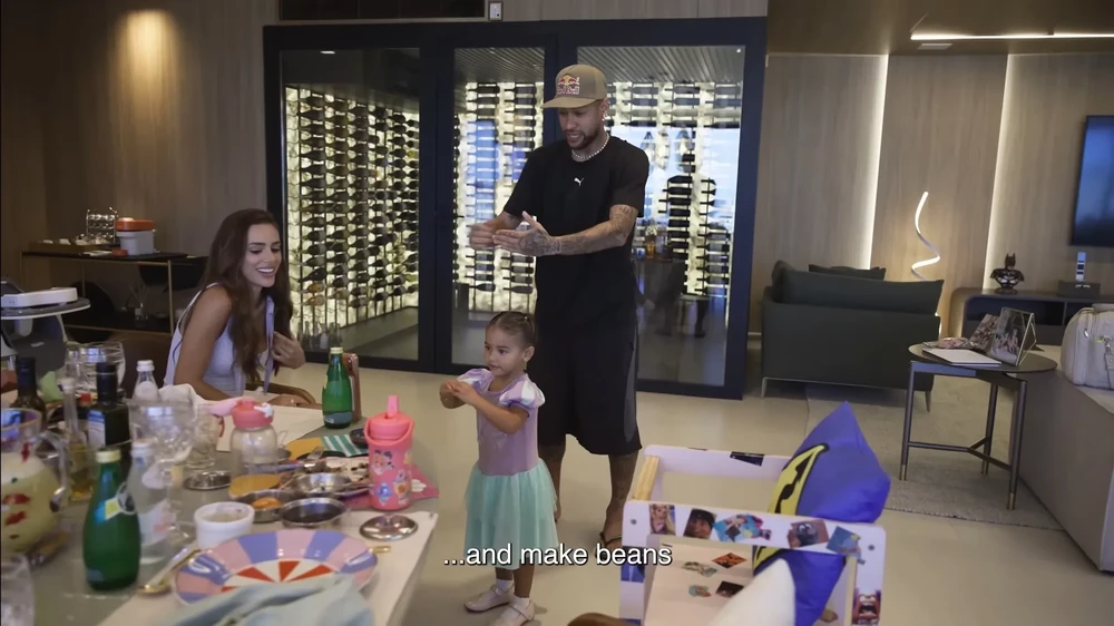 Neymar chơi đùa cùng con gái. ẢNH: YOUTUBE NEYMAR neymar-brazil-2.jpg