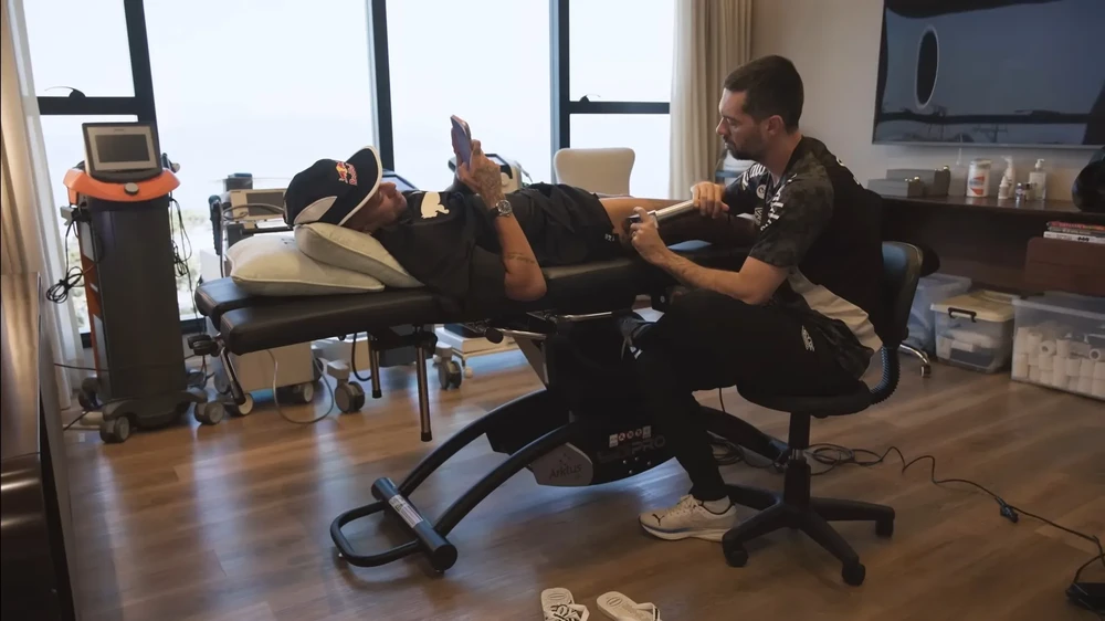 Neymar trong phòng tập vật lý trị liệu. ẢNH: YOUTUBE NEYMAR neymar-brazil-6.jpg