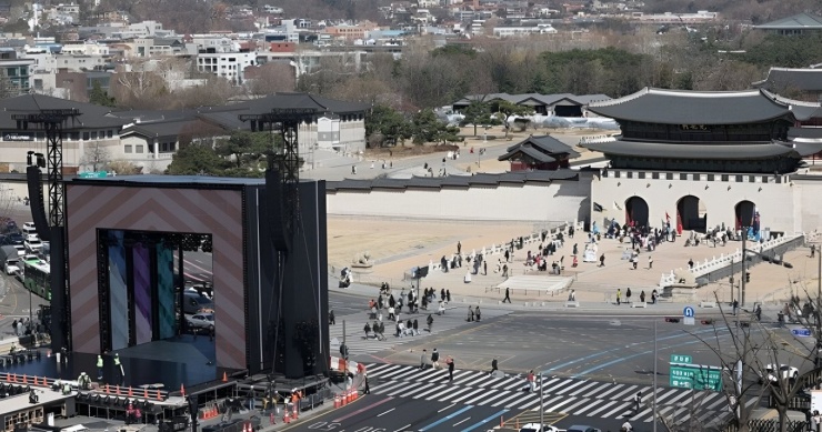 Người Hàn phẫn nộ 2 Một số người Seoul gọi công tác chuẩn bị cho show BTS là "thảm họa".