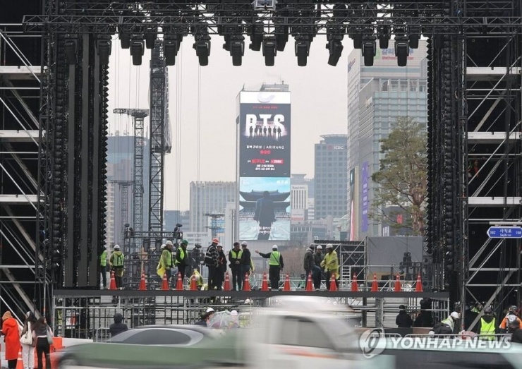 Người Hàn phẫn nộ 3 Show tái xuất của BTS được chính quyền Hàn Quốc xem trọng. Ảnh: Yonhap News