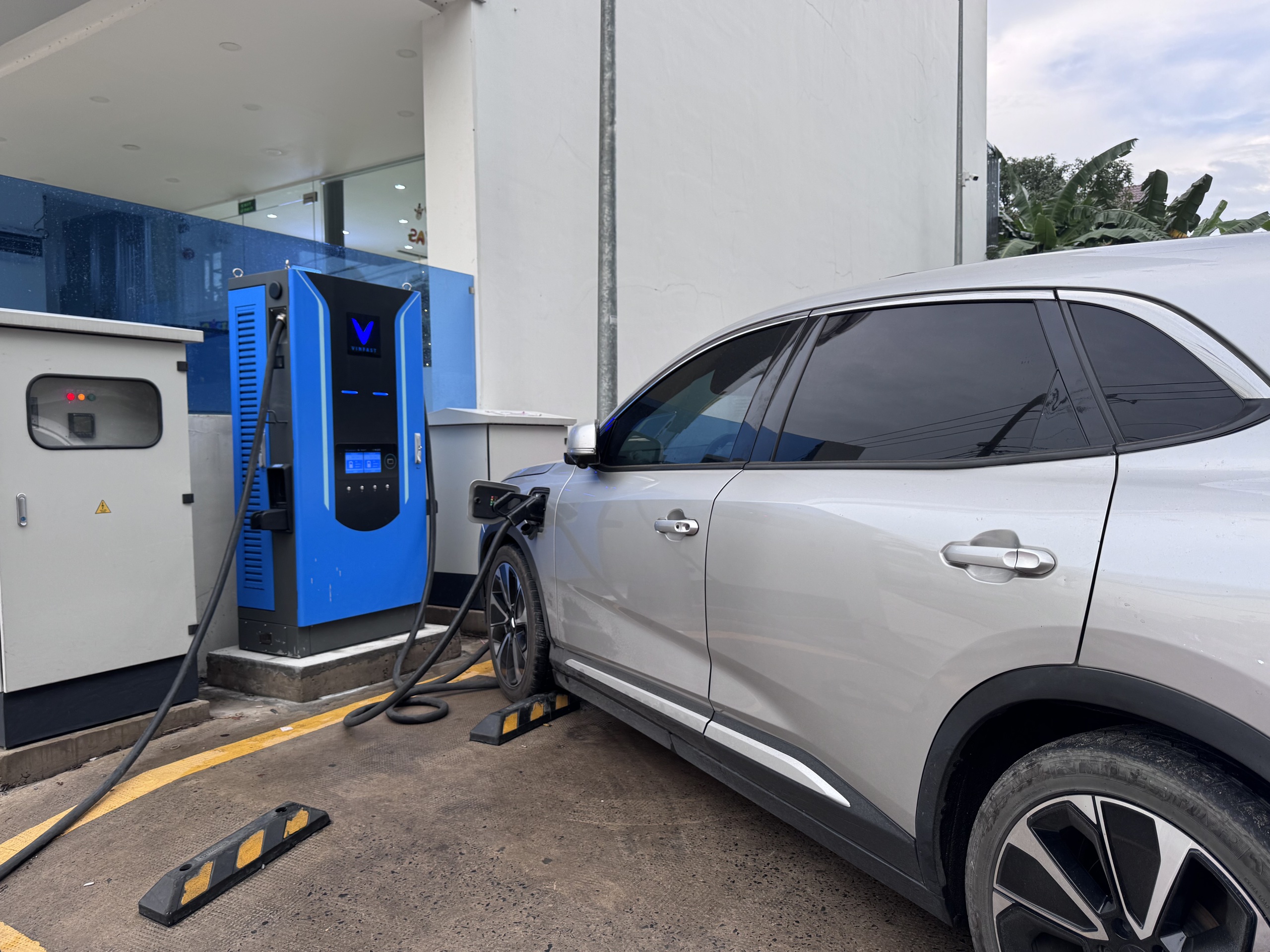 Nhu cầu lắp trạm sạc và tủ đổi pin xe điện bùng nổ năm 2026 - Ảnh 4. Nhu cầu lắp trạm sạc và tủ đổi pin xe điện bùng nổ năm 2026 - Ảnh 4.