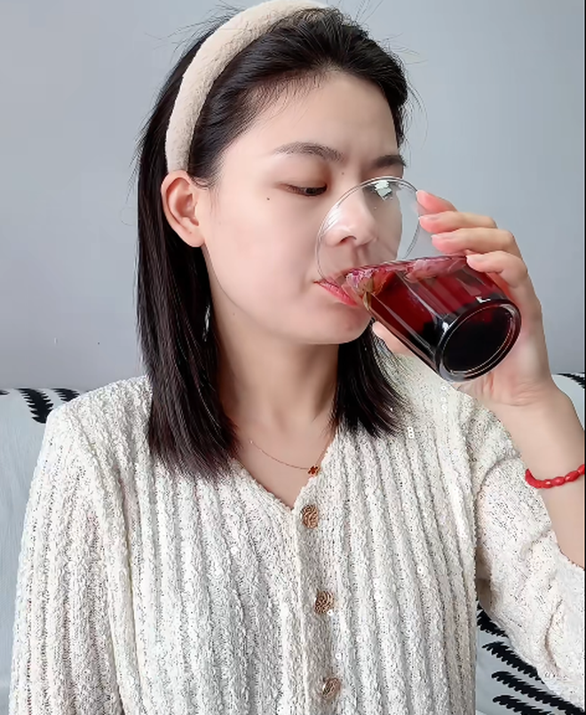 Tôi duy trì 4 loại nước dâu tằm và nhận ra da sáng lên theo cách rất tự nhiên- Ảnh 5. Tôi duy trì 4 loại nước dâu tằm và nhận ra da sáng lên theo cách rất tự nhiên- Ảnh 5.