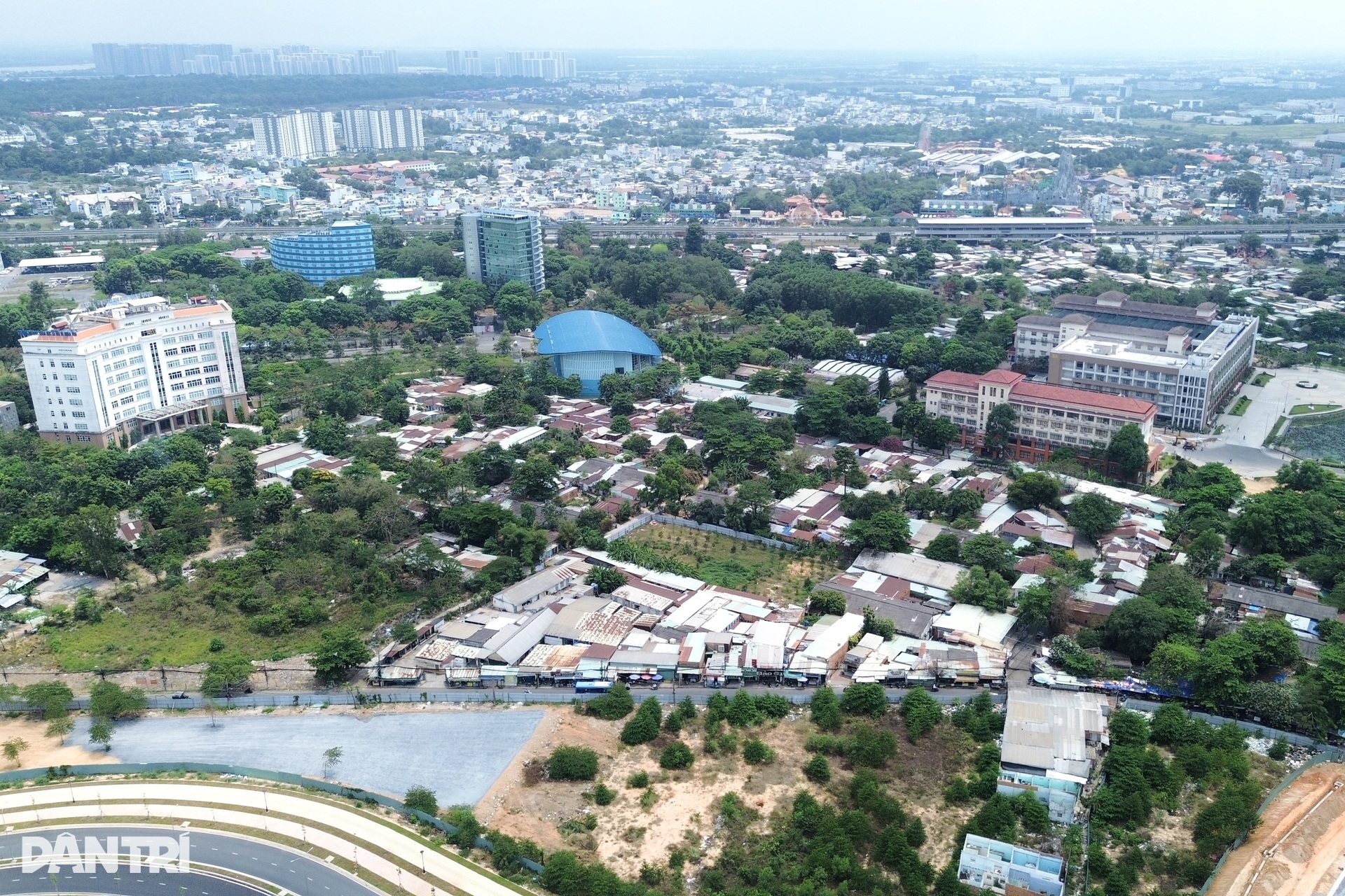 Hàng trăm căn nhà bao vây ngôi trường ở TPHCM suốt hàng chục năm - 2 Hàng trăm căn nhà bao vây ngôi trường ở TPHCM suốt hàng chục năm - 2