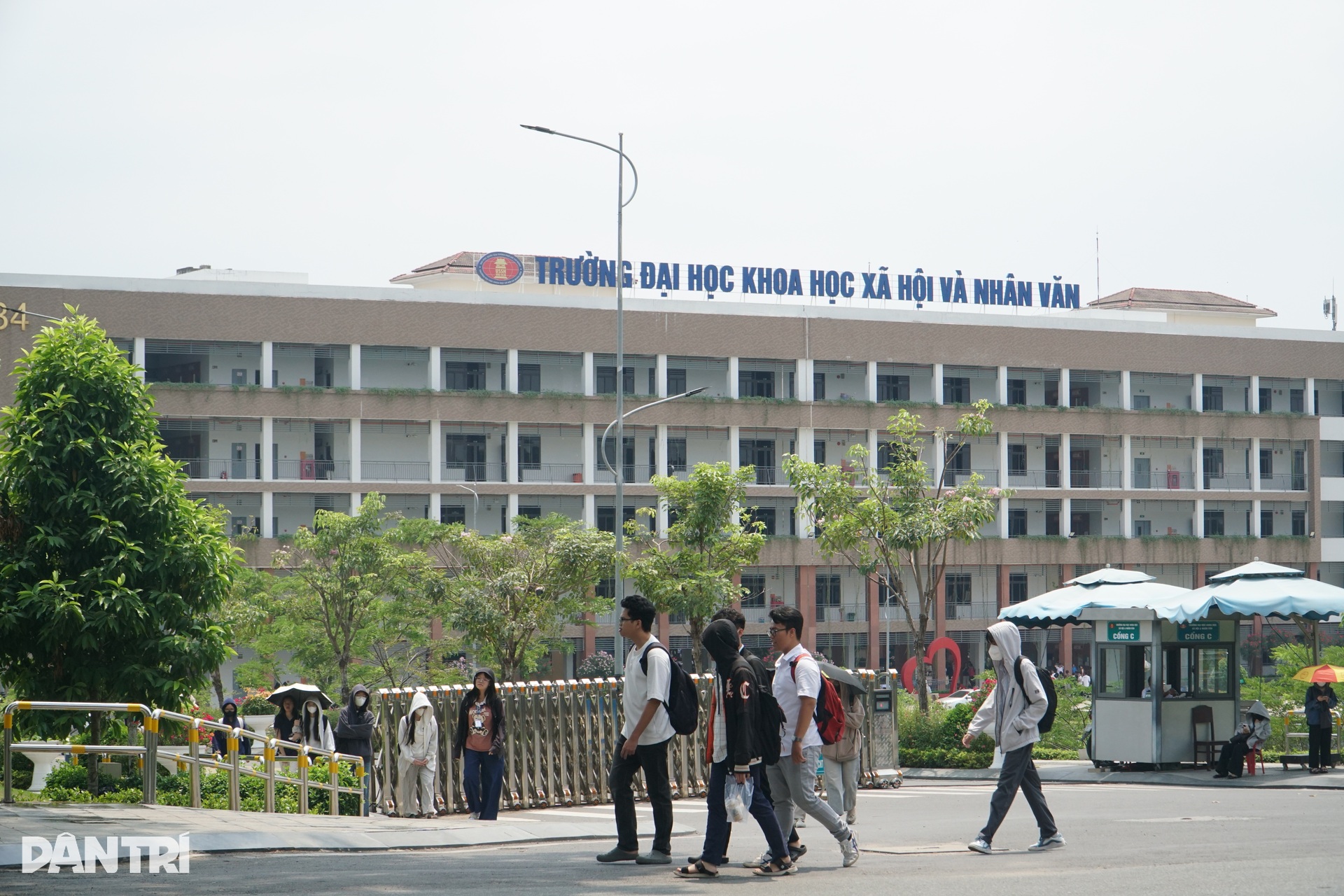 Hàng trăm căn nhà bao vây ngôi trường ở TPHCM suốt hàng chục năm - 3 Hàng trăm căn nhà bao vây ngôi trường ở TPHCM suốt hàng chục năm - 3
