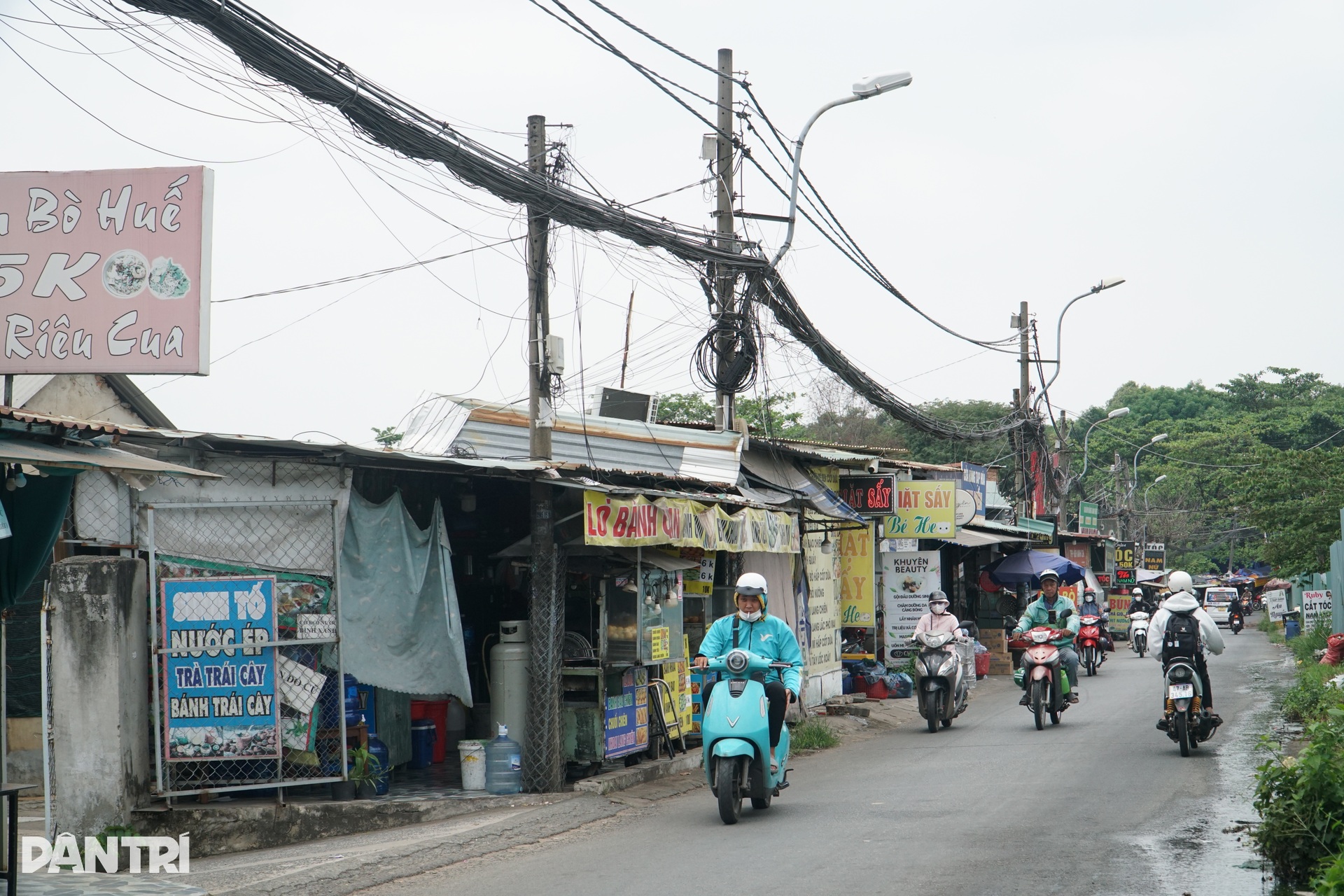 Hàng trăm căn nhà bao vây ngôi trường ở TPHCM suốt hàng chục năm - 7 Hàng trăm căn nhà bao vây ngôi trường ở TPHCM suốt hàng chục năm - 7