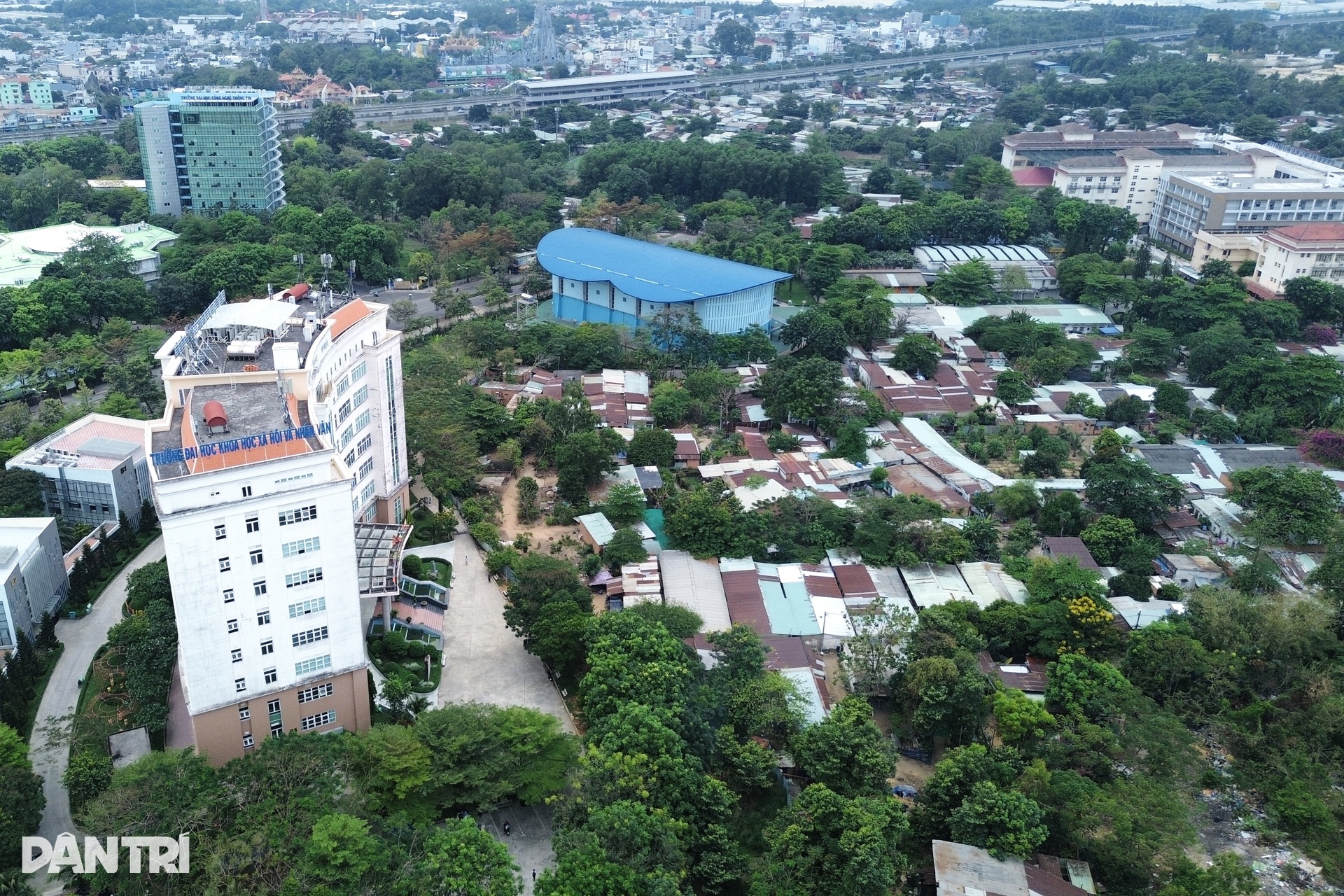 Hàng trăm căn nhà bao vây ngôi trường ở TPHCM suốt hàng chục năm - 9 Hàng trăm căn nhà bao vây ngôi trường ở TPHCM suốt hàng chục năm - 9