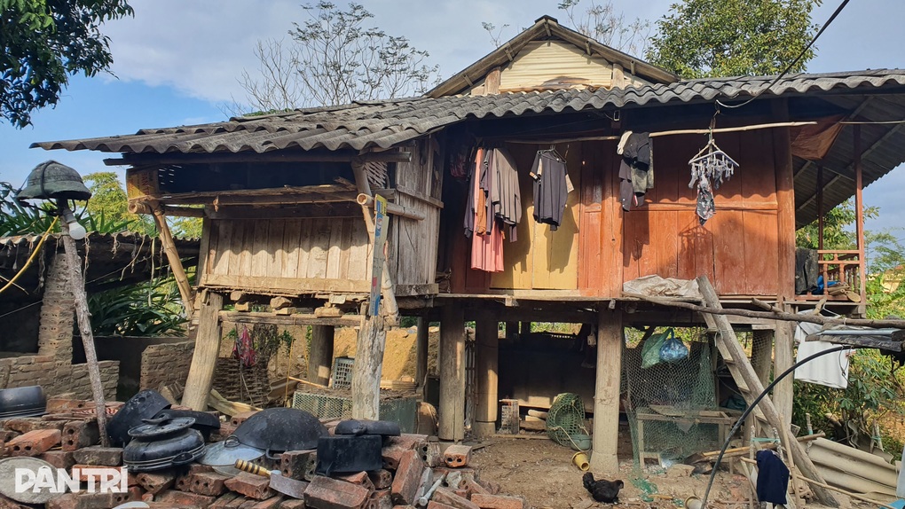 Bé gái cụt chân mồ côi cha, thiếu hơi ấm mẹ, chống chọi bệnh tật, nghèo khó - 2