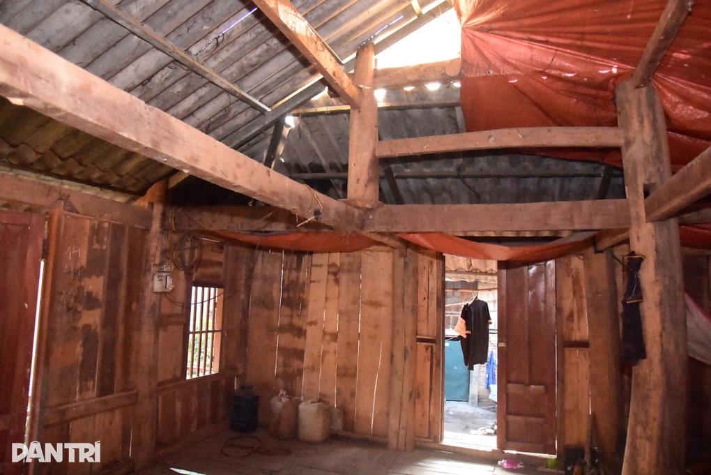 Bé gái cụt chân mồ côi cha, thiếu hơi ấm mẹ, chống chọi bệnh tật, nghèo khó - 3