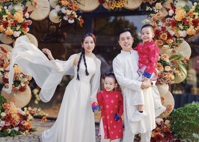 Vợ chồng Dương Khắc Linh, Sara Lưu bên hai con trai đầu lòng dịp đầu năm. Ảnh: Nhân vật cung cấp