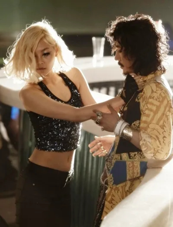 Nụ hôn nồng cháy phơi bày vụ ngoại tình chấn động của bạn trai nữ diễn viên đình đám- Ảnh 4.