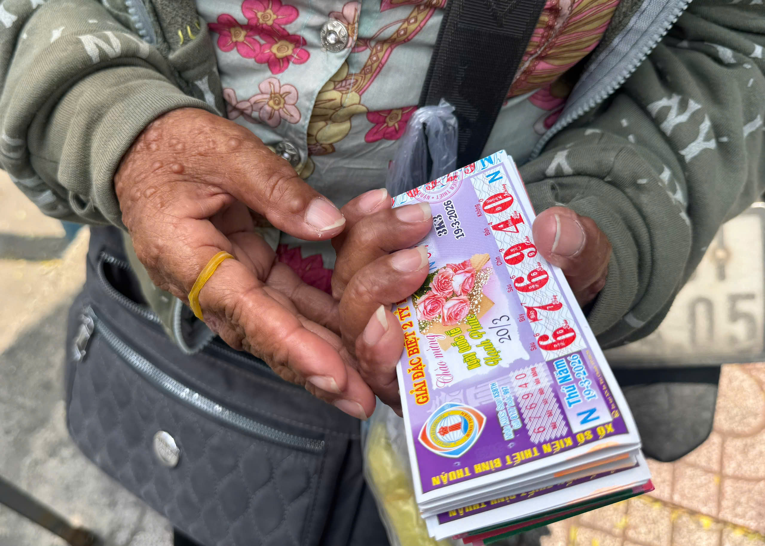 Vòng xoáy vé số 'mua đứt bán đoạn': Đi bộ gần 30 km bán 200 tờ vé- Ảnh 2. Vòng xoáy vé số 'mua đứt bán đoạn': Đi bộ gần 30 km bán 200 tờ vé- Ảnh 2.