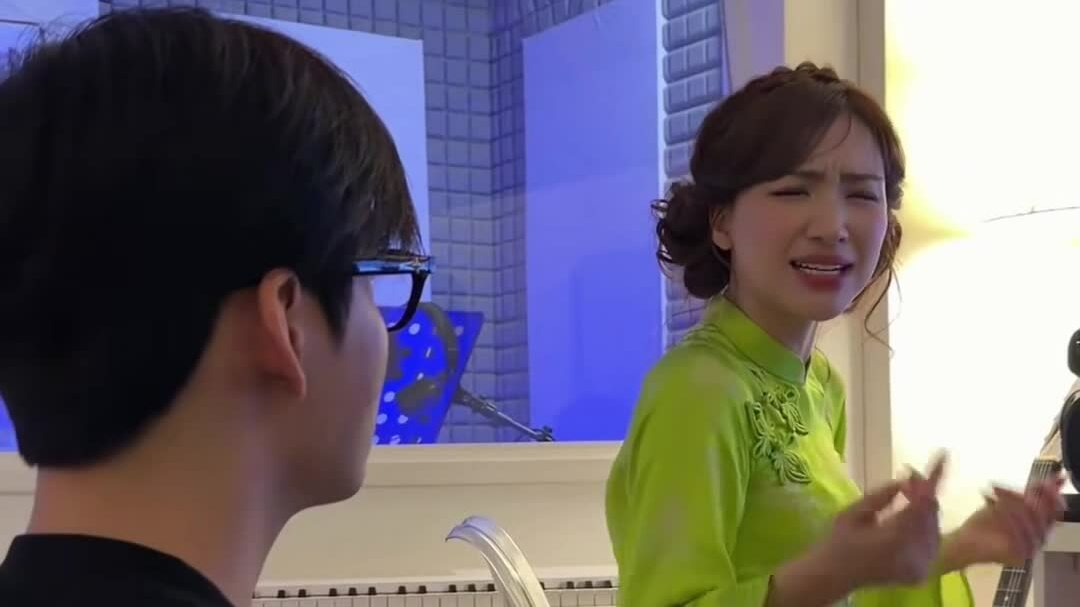 Hòa Minzy hướng dẫn Hùng Huỳnh hát nhạc dân gian đương đại