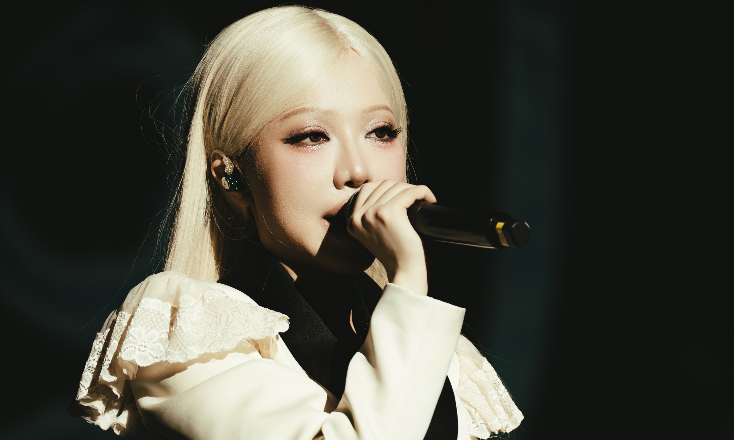 Phùng Khánh Linh ôn kỷ niệm thời cơ cực theo đuổi âm nhạc