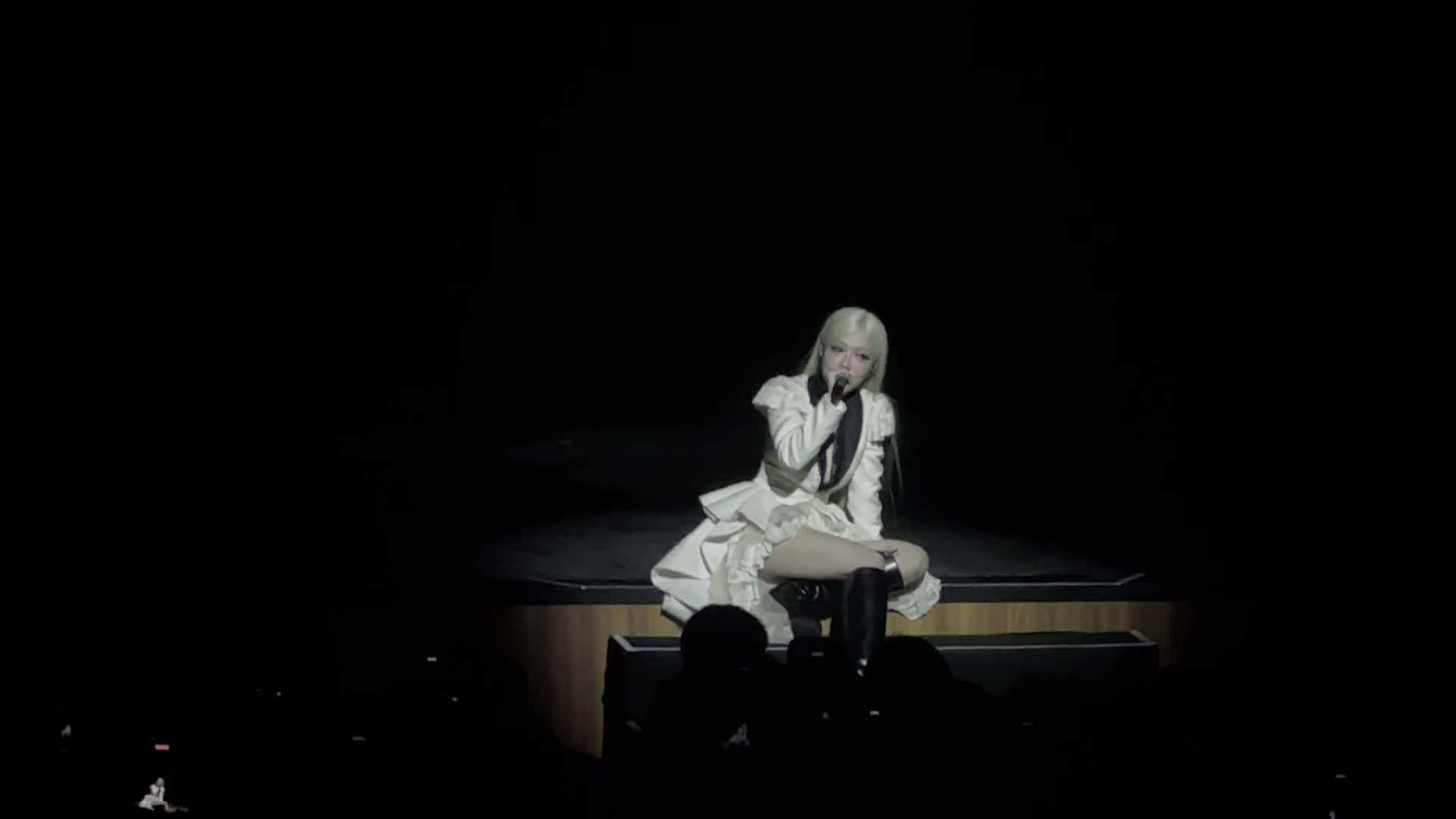 Phùng Khánh Linh hát "Tâm sự với đêm một mình"