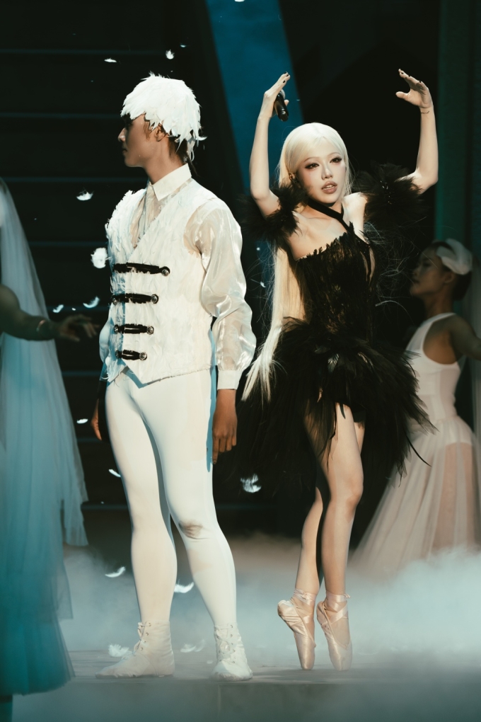 Phùng Khánh Linh dành nhiều tháng tập múa trên giày mũi cứng cho một tiết mục trong đêm nhạc.