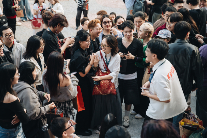 Fan xếp hàng từ chiều để xem đêm nhạc của Phùng Khánh Linh.