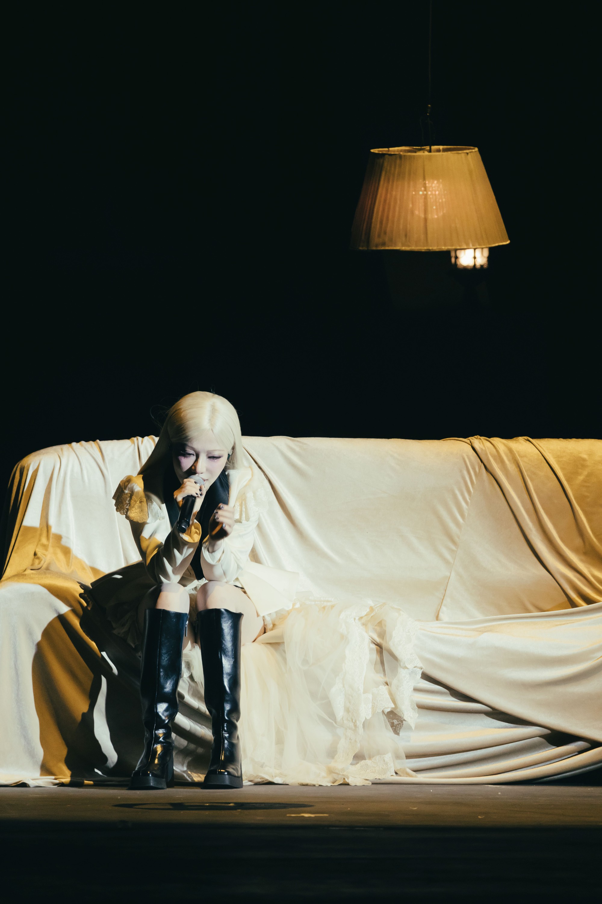 Concert cháy vé của mỹ nhân việt mất 10 năm mới toả sáng: Sân khấu tuyệt đẹp, nghệ sĩ lẫn fan đều cảm thấy thoả mãn- Ảnh 4. Concert cháy vé của mỹ nhân việt mất 10 năm mới toả sáng: Sân khấu tuyệt đẹp, nghệ sĩ lẫn fan đều cảm thấy thoả mãn- Ảnh 4.