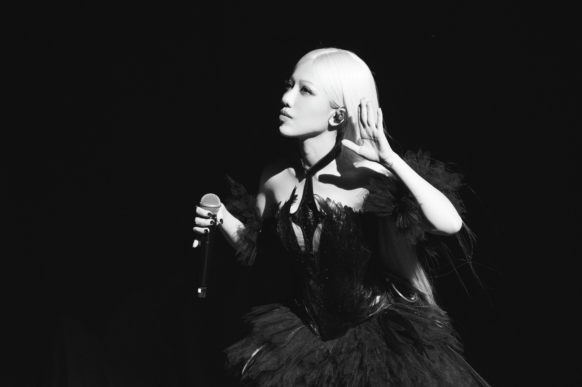 Concert cháy vé của mỹ nhân việt mất 10 năm mới toả sáng: Sân khấu tuyệt đẹp, nghệ sĩ lẫn fan đều cảm thấy thoả mãn- Ảnh 5. Concert cháy vé của mỹ nhân việt mất 10 năm mới toả sáng: Sân khấu tuyệt đẹp, nghệ sĩ lẫn fan đều cảm thấy thoả mãn- Ảnh 5.