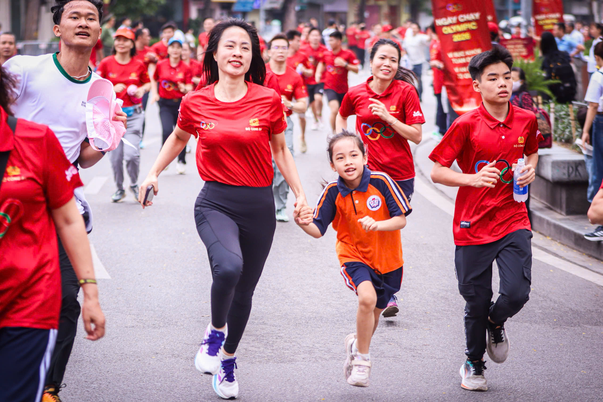 Sôi nổi Ngày chạy Olympic 2026, thu hút hơn triệu người tham gia trên toàn quốc- Ảnh 2. Sôi nổi Ngày chạy Olympic 2026, thu hút hơn triệu người tham gia trên toàn quốc- Ảnh 2.