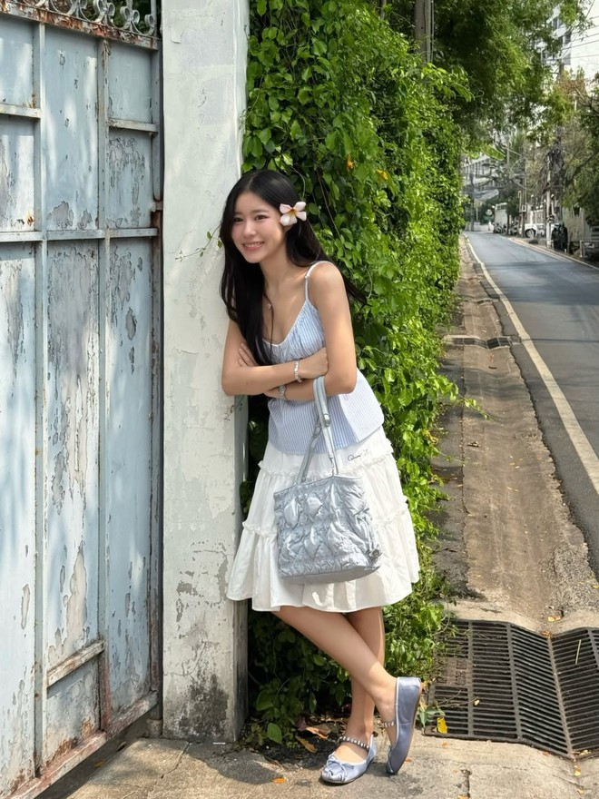 Áo hai dây tôn nét nữ tính cho nàng những ngày đầu hè- Ảnh 6. Áo hai dây tôn nét nữ tính cho nàng những ngày đầu hè- Ảnh 6.