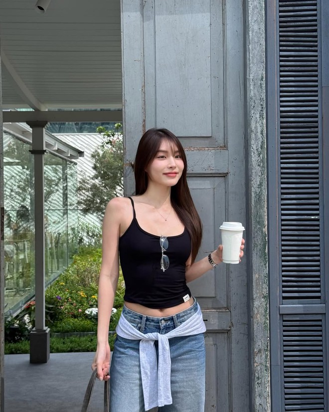 Áo hai dây tôn nét nữ tính cho nàng những ngày đầu hè- Ảnh 8. Áo hai dây tôn nét nữ tính cho nàng những ngày đầu hè- Ảnh 8.