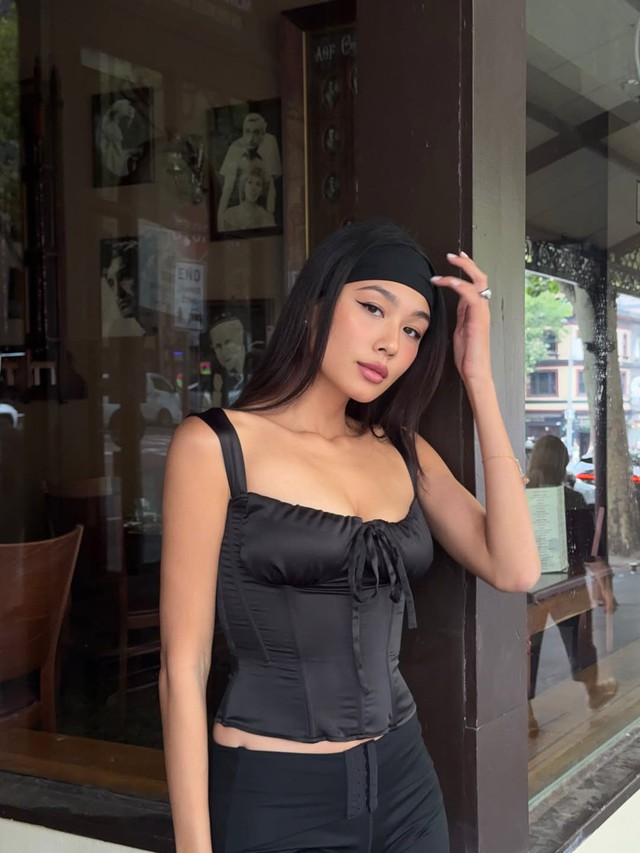 Áo hai dây tôn nét nữ tính cho nàng những ngày đầu hè- Ảnh 9. Áo hai dây tôn nét nữ tính cho nàng những ngày đầu hè- Ảnh 9.