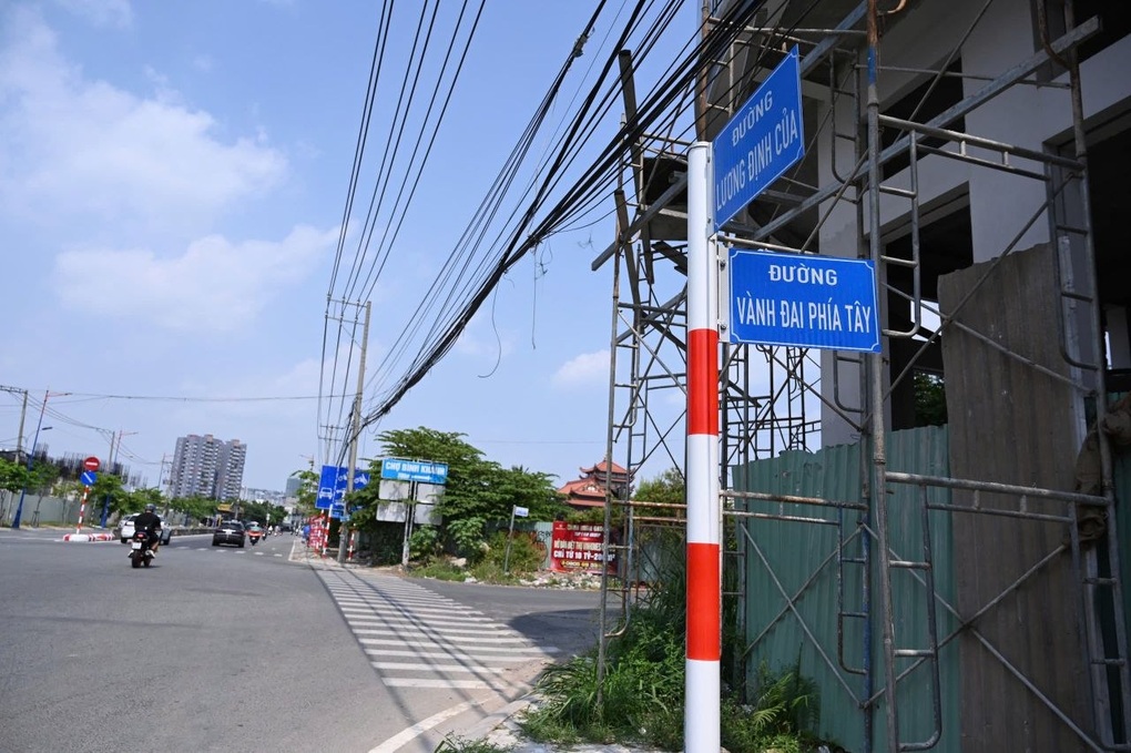 Tài xế bối rối vì một đường ở TPHCM có 2 biển tên khác nhau - 2
