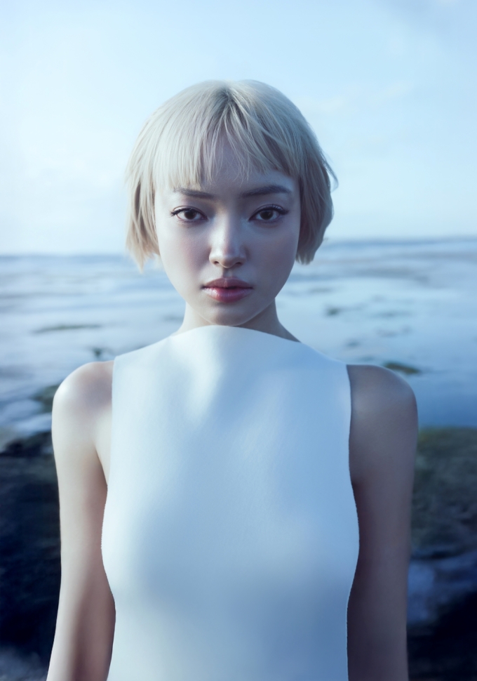 Châu Bùi trong bộ ảnh quảng bá cho sản phẩm đầu tay.