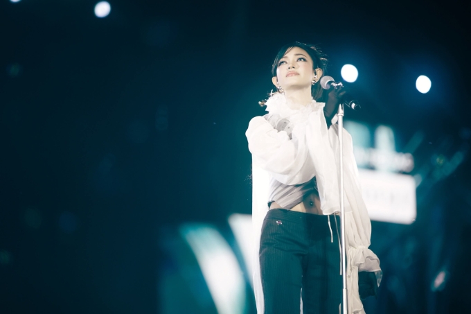 Châu Bùi biểu diễn trong tiết mục Cứ đổ tại cơn mưa tại concert Em xinh say hi hồi tháng 9/2025 ở TP HCM.