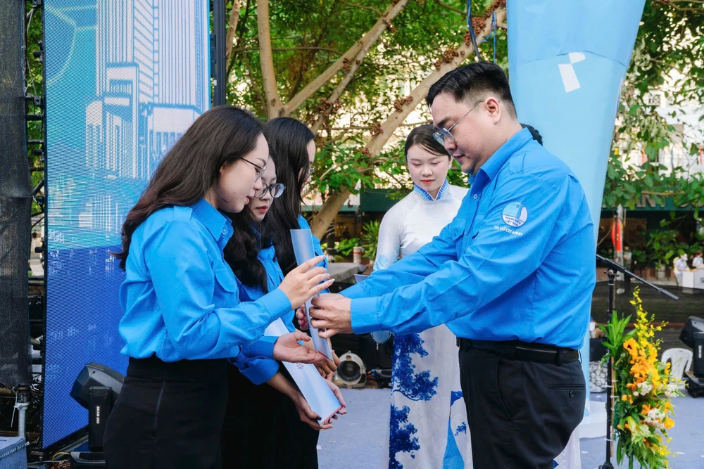 Anh Ngô Minh Hải, Bí thư Thành đoàn, Chủ tịch Hội Liên hiệp Thanh niên Việt Nam TP.HCM quyết định thành lập và tiếp nhận các câu lạc bộ, đội, nhóm. Ảnh: BTC cuộc thi ảnh (52).jpg