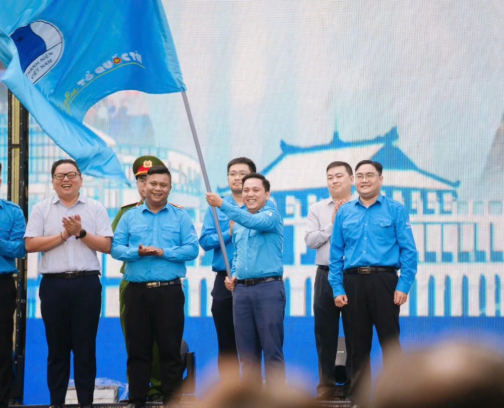 Anh Nguyễn Vĩnh Kha, Phó Chủ tịch Hội LHTN Việt Nam TP.HCM, thực hiện nghi thức phất cờ, phát động hành trình “Tôi yêu Tổ quốc tôi” năm 2026. Ảnh: BTC cuộc thi ảnh (54).jpg