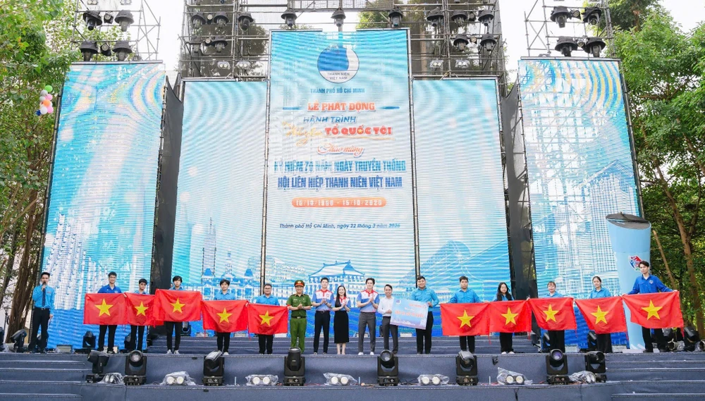 Ban tổ chức trao cờ Tổ quốc phát động hoạt động "Tự hào lá cờ Tổ quốc" cho hội viên, thanh niên. Ảnh: HẢI NHI cuộc thi ảnh (53).jpg