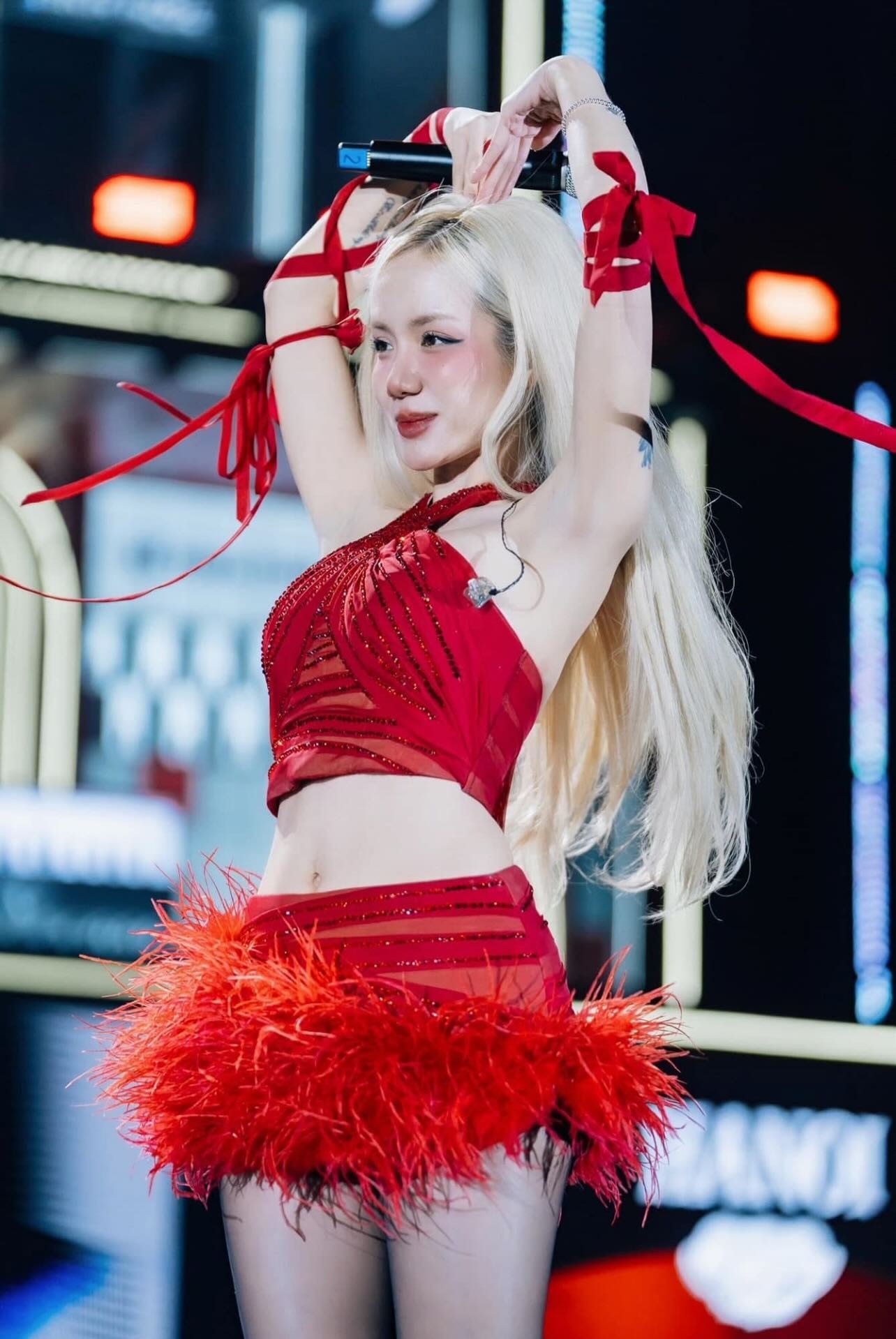 Mỹ nhân Việt nhuộm da nâu đón Hè: Xoài Non, Phương Ly dù đẹp vẫn gây tranh cãi 9 Mỹ nhân Việt nhuộm da nâu đón Hè: Xoài Non, Phương Ly dù đẹp vẫn gây tranh cãi - 8