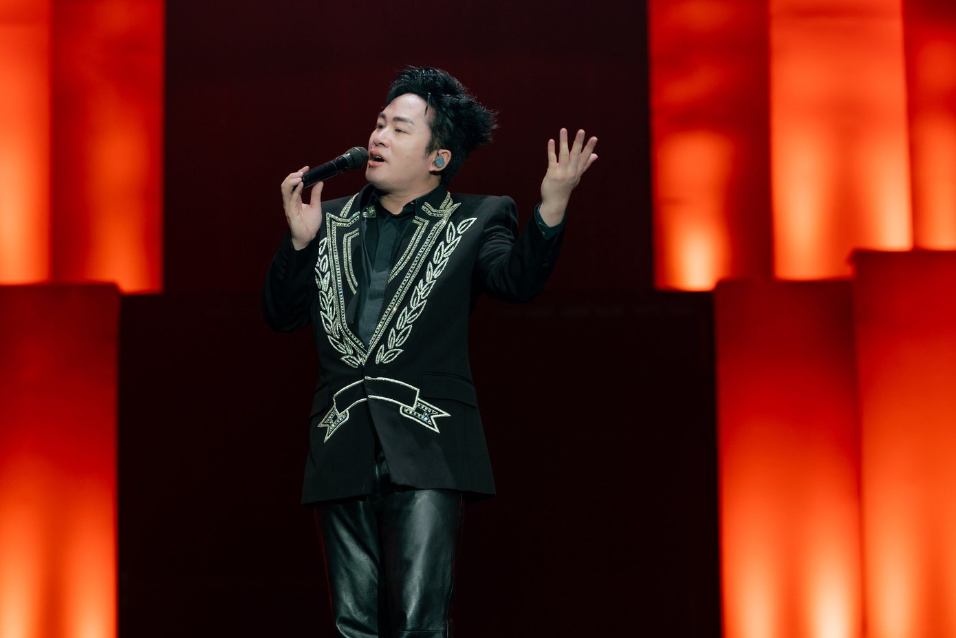 Một bản nhạc Việt gây sốt 4 lần, đẩy Tùng Dương vào tranh cãi- Ảnh 3.