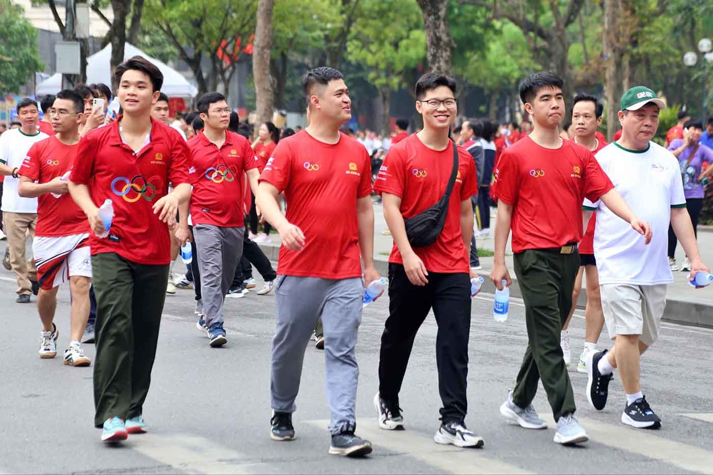 Rộn tiếng cười vào Ngày chạy Olympic 2026 hướng đến 80 năm ngành TDTT Việt Nam- Ảnh 2.