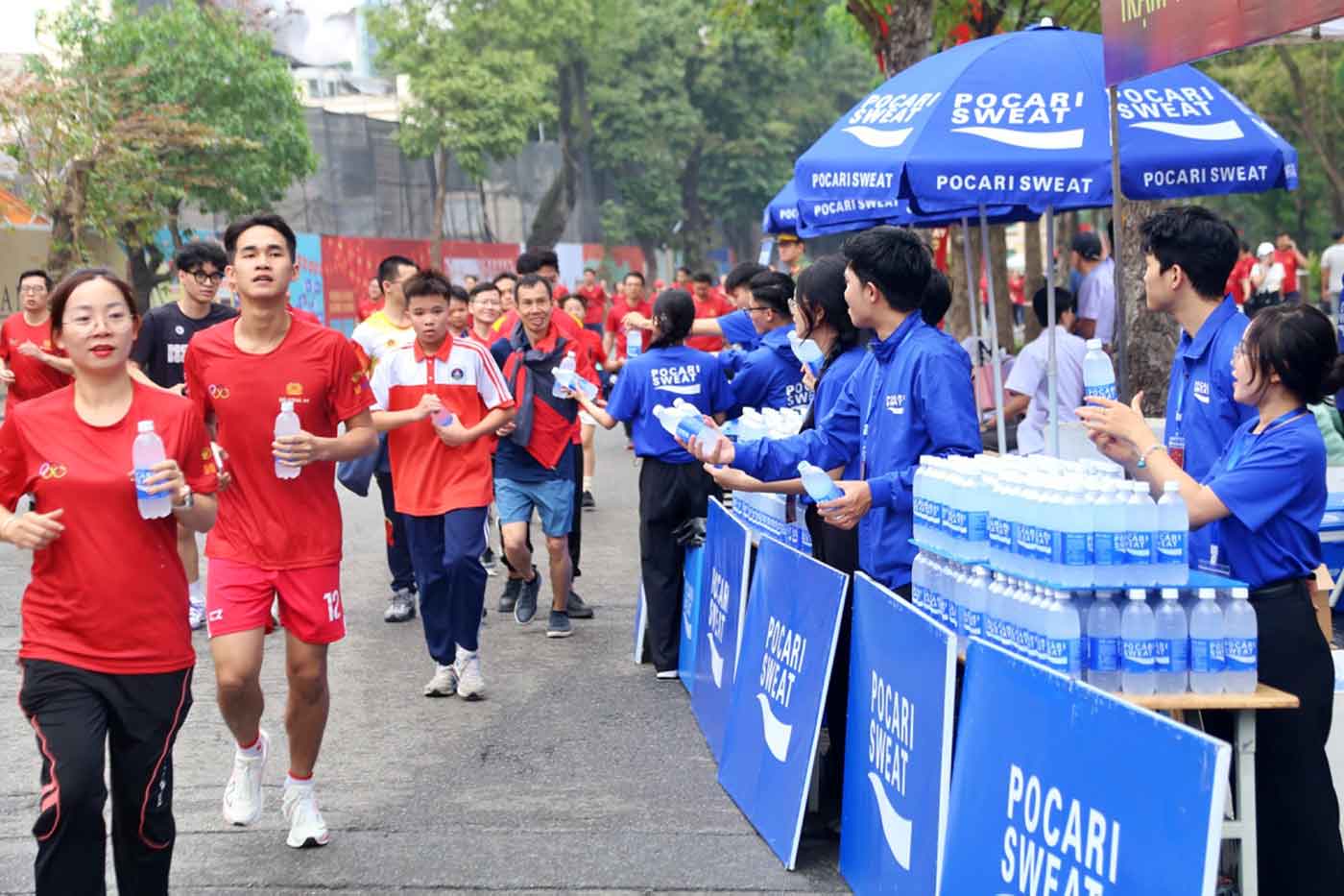 Rộn tiếng cười vào Ngày chạy Olympic 2026 hướng đến 80 năm ngành TDTT Việt Nam- Ảnh 3.