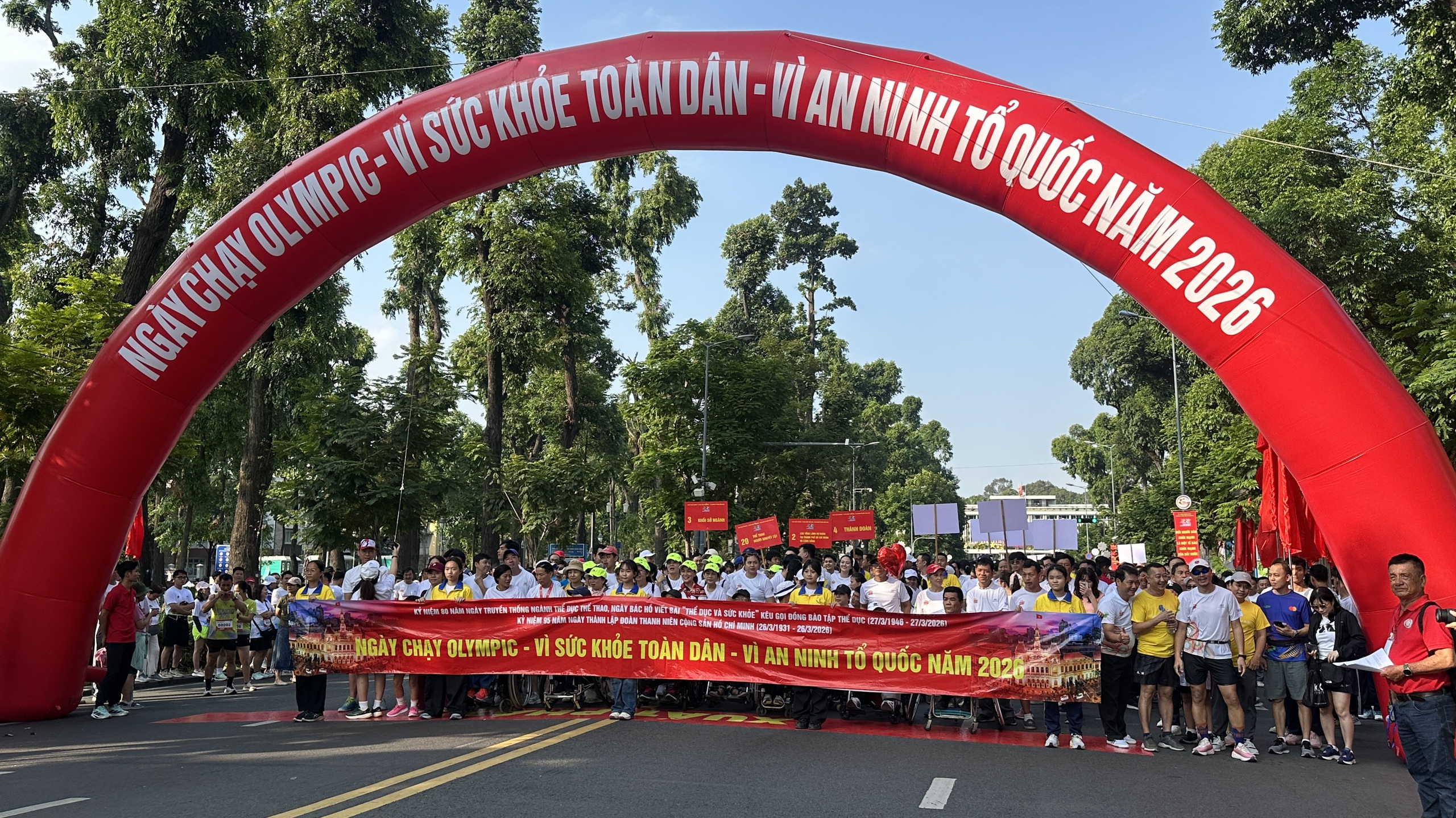 Hàng nghìn người tham gia Ngày chạy Olympic sức khỏe toàn dân tại TP.HCM- Ảnh 8. Hàng nghìn người tham gia Ngày chạy Olympic sức khỏe toàn dân tại TP.HCM- Ảnh 8.