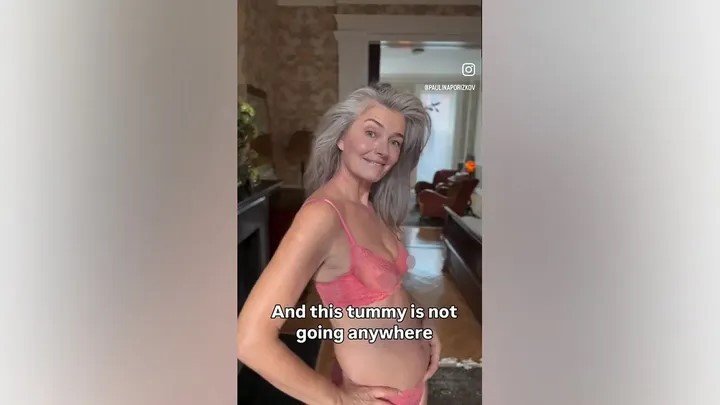 Siêu mẫu nội y Paulina Porizkova vén màn chiêu trò đánh lừa thị giác trong thế giới người mẫu 3 Paulina Porizkova đã phá vỡ những ảo ảnh của người mẫu bằng cách khoe bụng, điều mà cô coi là "huy hiệu danh dự" vì đã mang thai hai đứa con của mình.