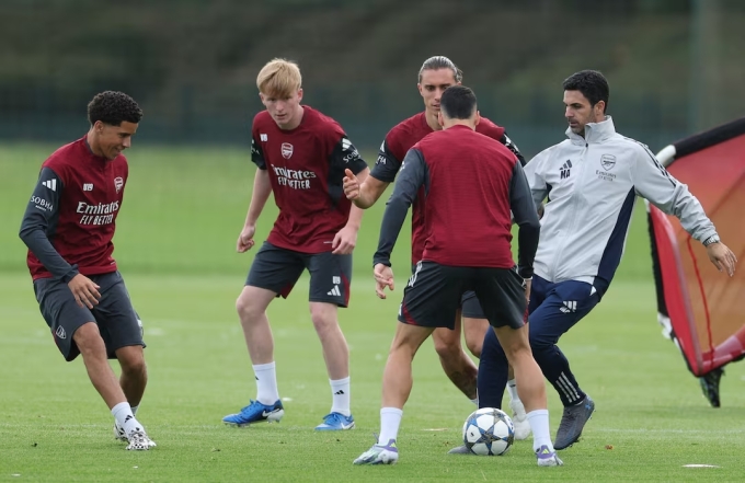 HLV Arteta (phải) chơi bóng cùng các cầu thủ Arsenal, trên sân tập ở London, Anh ngày 23/9/2025. Ảnh: Reuters
