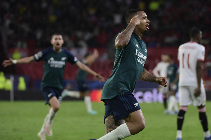Jesus mừng bàn nâng tỷ số lên 2-0 cho Arsenal trong trận thắng chủ nhà Sevilla ở lượt ba bảng B Champions League, trên sân Sanchez Pizjuan ngày 24/10/2023. Ảnh: AFP