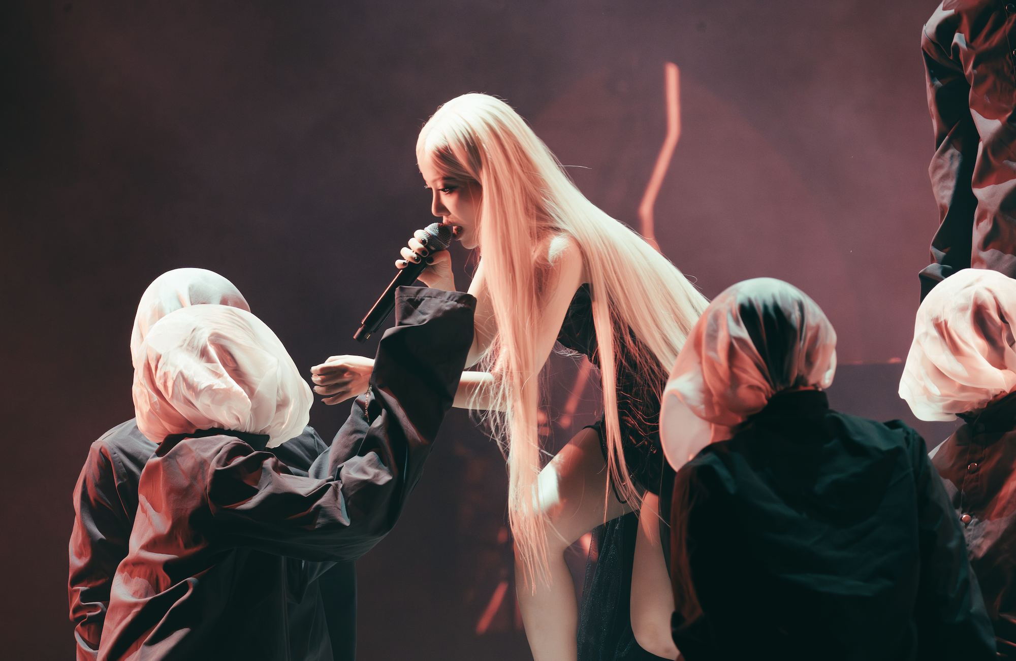 Giữa Một Vạn Tour của Phùng Khánh Linh: Nhỏ mà có võ- Ảnh 6. Giữa Một Vạn Tour của Phùng Khánh Linh: Nhỏ mà có võ- Ảnh 6.