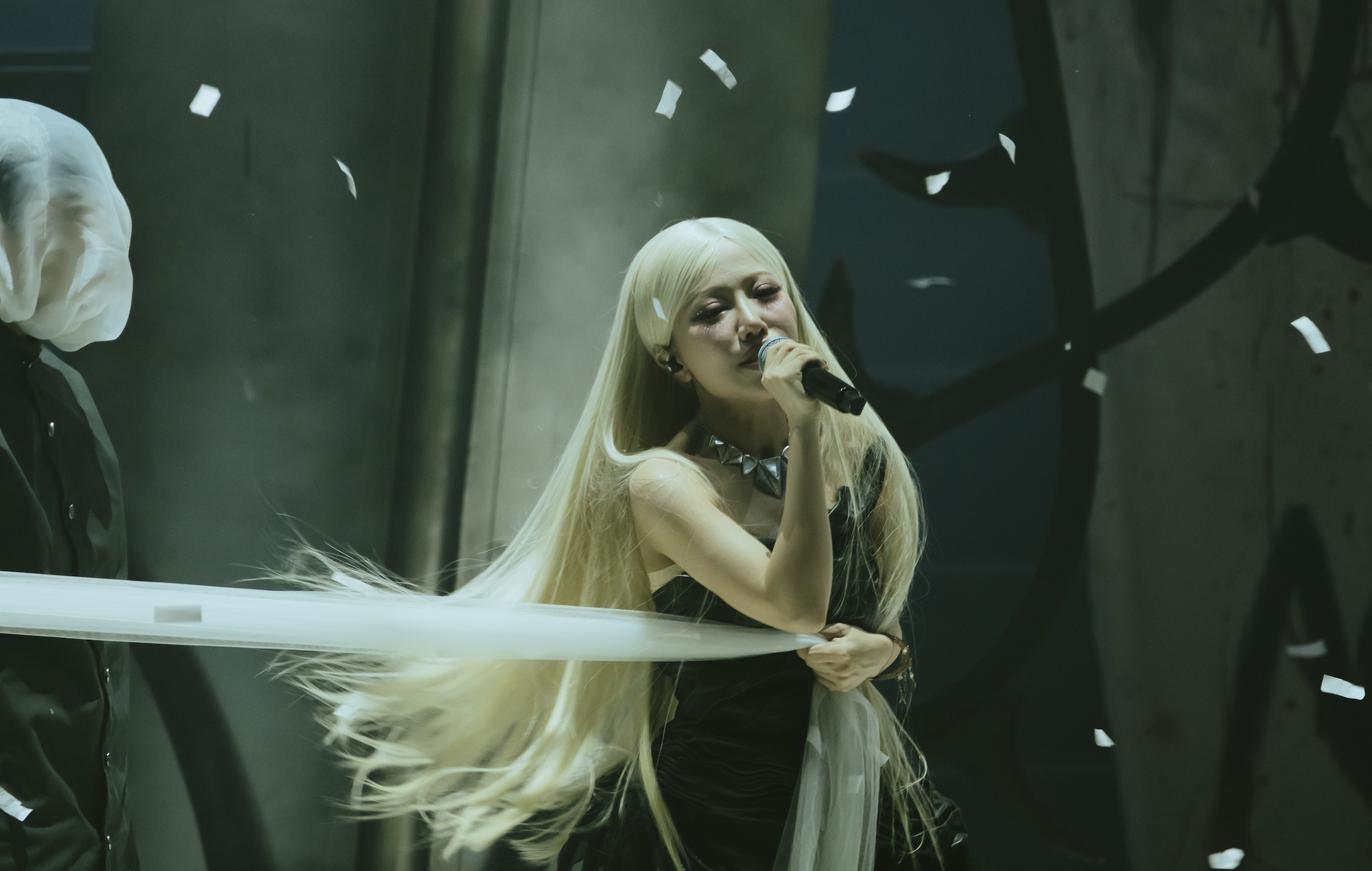 Giữa Một Vạn Tour của Phùng Khánh Linh: Nhỏ mà có võ- Ảnh 7. Giữa Một Vạn Tour của Phùng Khánh Linh: Nhỏ mà có võ- Ảnh 7.