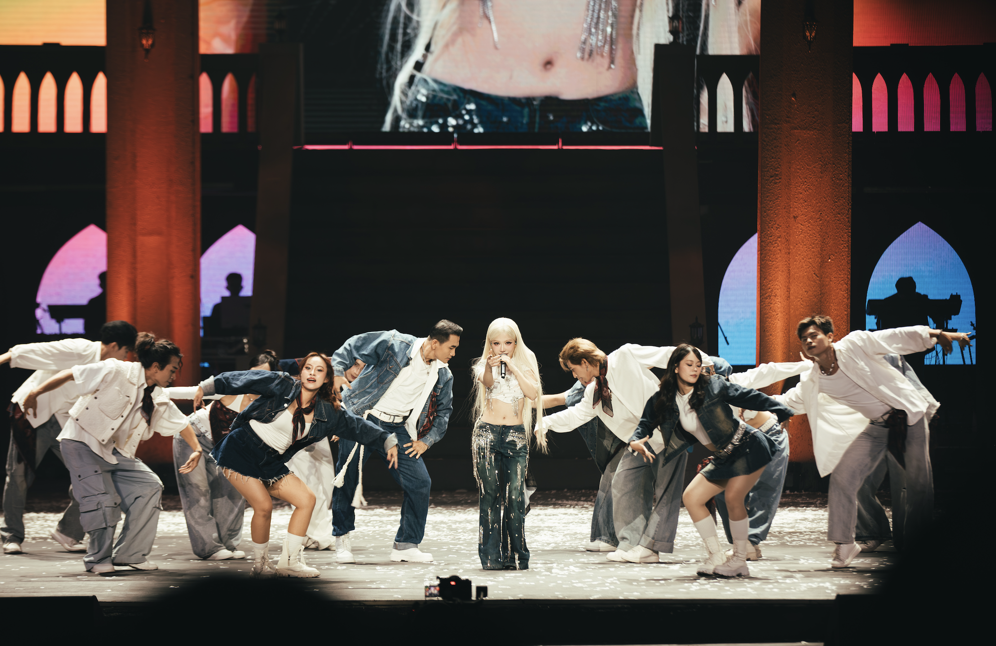 Giữa Một Vạn Tour của Phùng Khánh Linh: Nhỏ mà có võ- Ảnh 10. Giữa Một Vạn Tour của Phùng Khánh Linh: Nhỏ mà có võ- Ảnh 10.