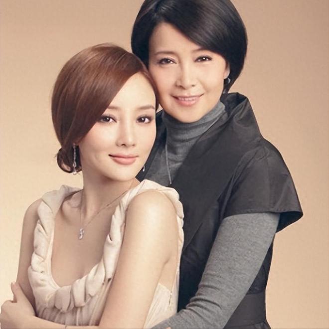 Mẹ Lý Tiểu Lộ hối hận cả đời vì để con gái lấy chồng “đũa lệch”- Ảnh 2.